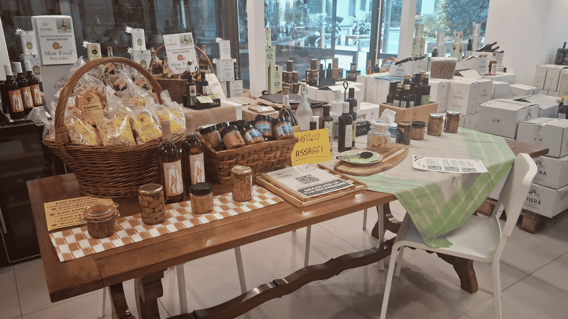 Agricola-Chiera-Geschäft-in-Lugano-Verkostungstisch